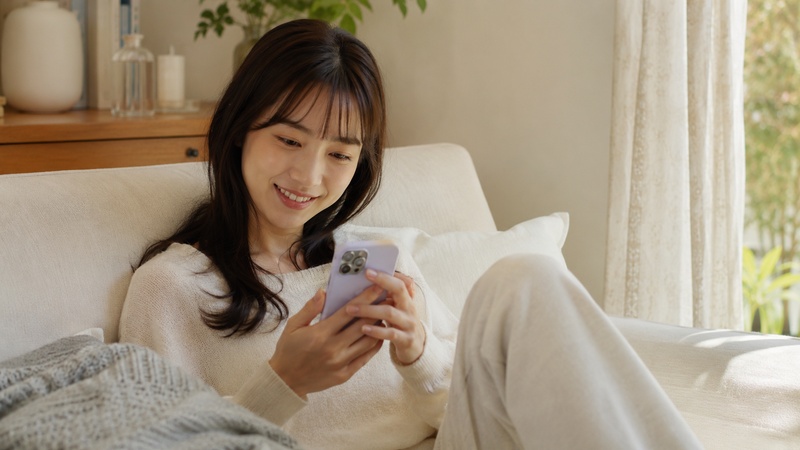 自宅でスマホを使って気軽にチャットを試す様子のイメージ