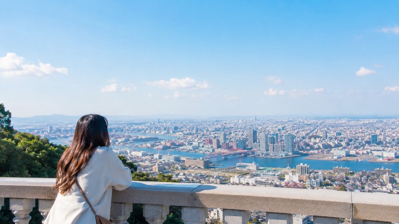 海外の街並みと空港のイメージ。場所を選ばず働けることを表す風景