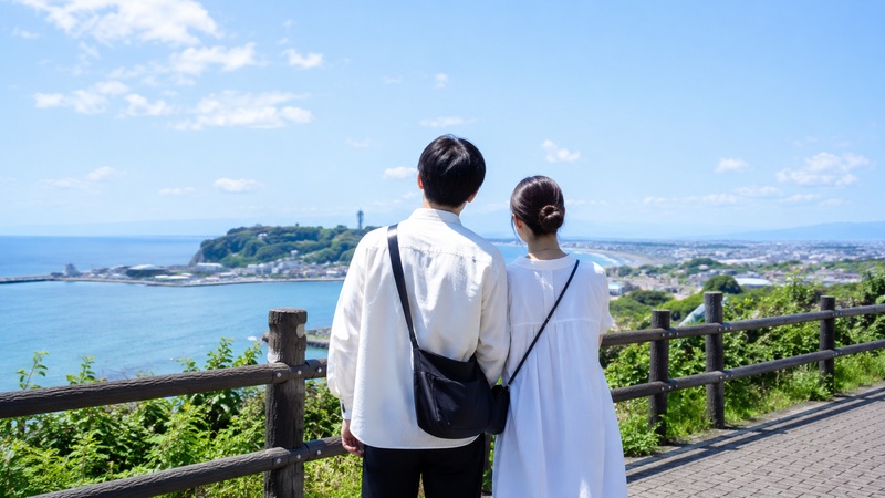 二人で旅行やお出かけを楽しむ様子をイメージした温かい写真