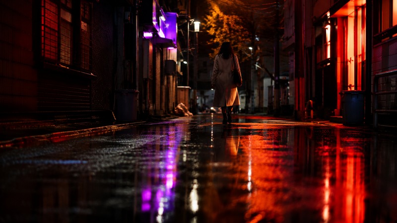 夜の街を歩きながら次のステップを考える女性のイメージ